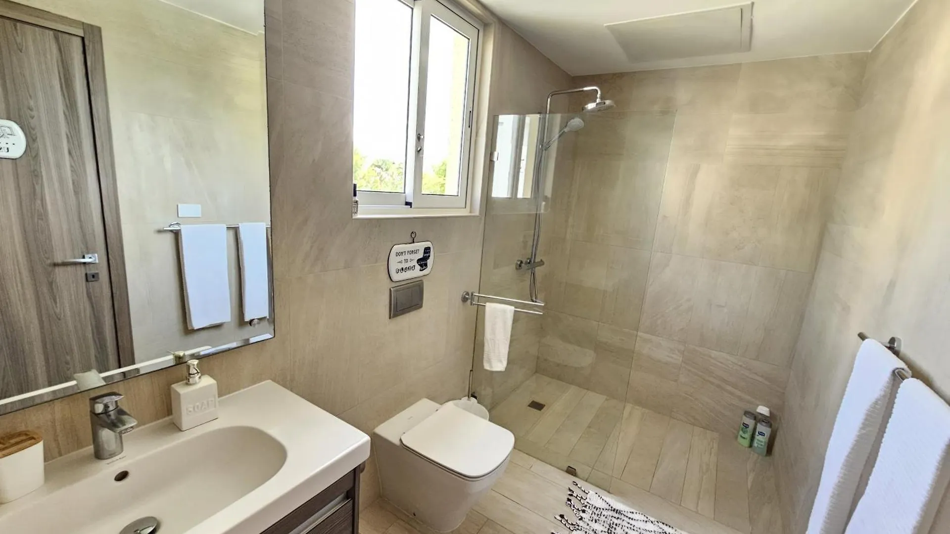 Apartment Beachside Oasis: Pool Views and Casino Access Punta Cana